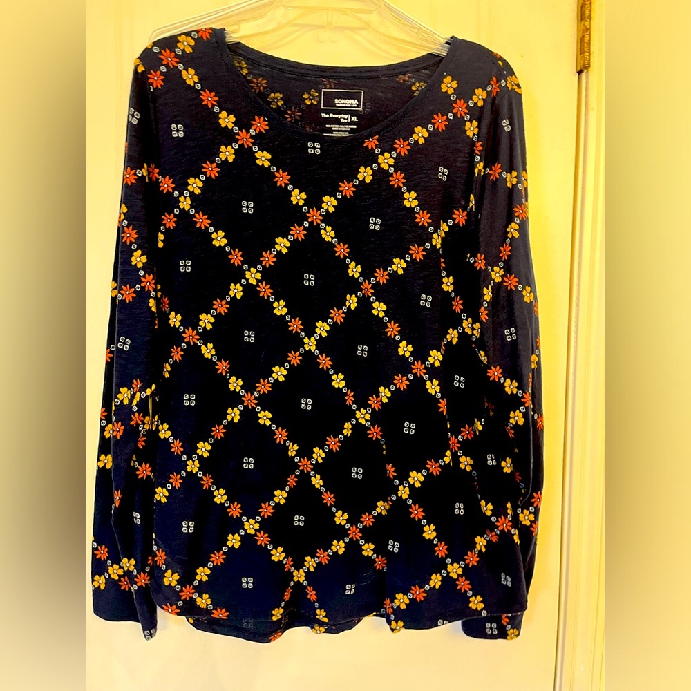 Ladies Size XL Sonoma long sleeved print t-shirt.